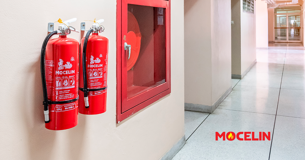 Extintores não devem ficar em contato direto com o chão